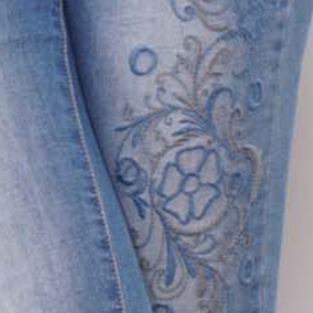 NWT Embroidered Distressed Jeans - Picture 5 of 7
